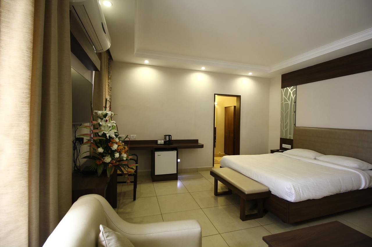 Vels Hotel Puducherry Buitenkant foto