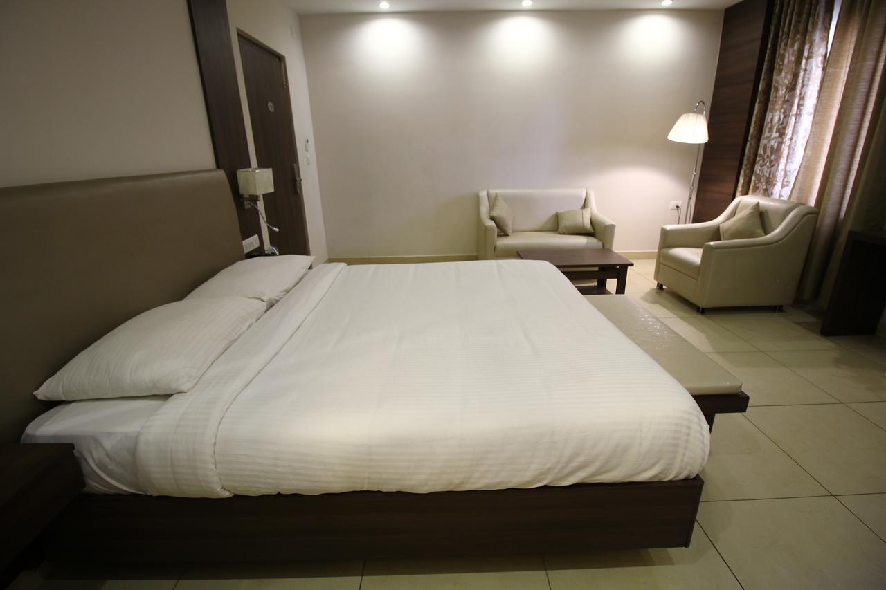 Vels Hotel Puducherry Buitenkant foto