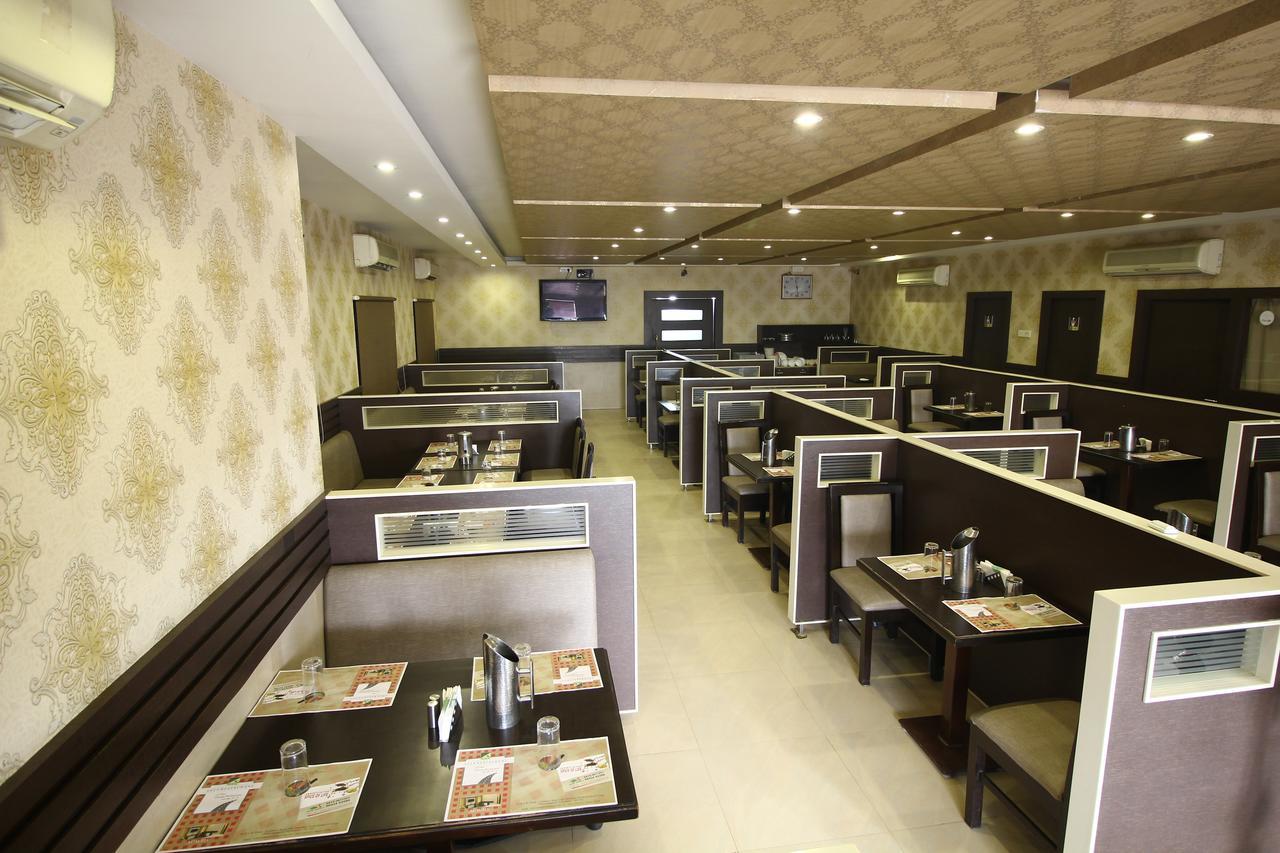 Vels Hotel Puducherry Buitenkant foto