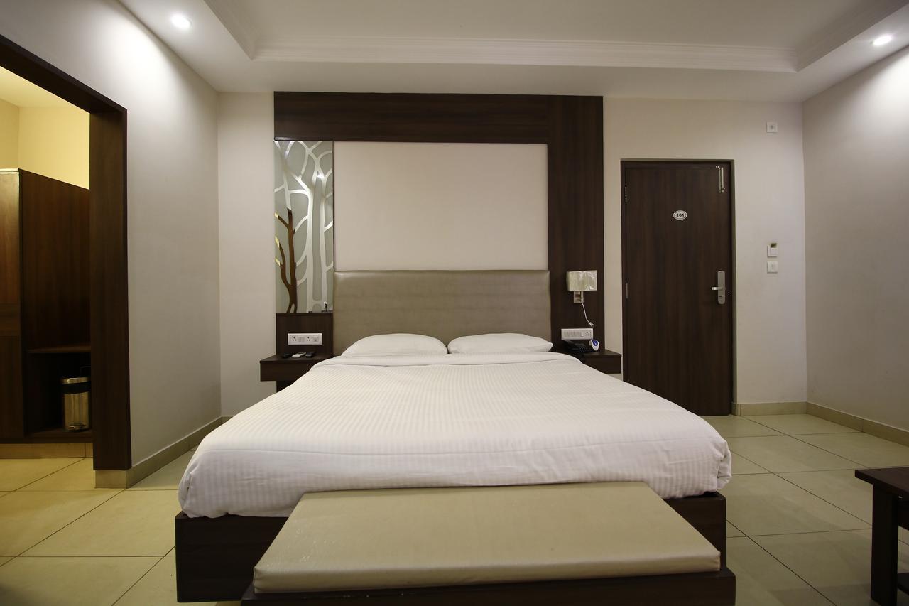 Vels Hotel Puducherry Buitenkant foto