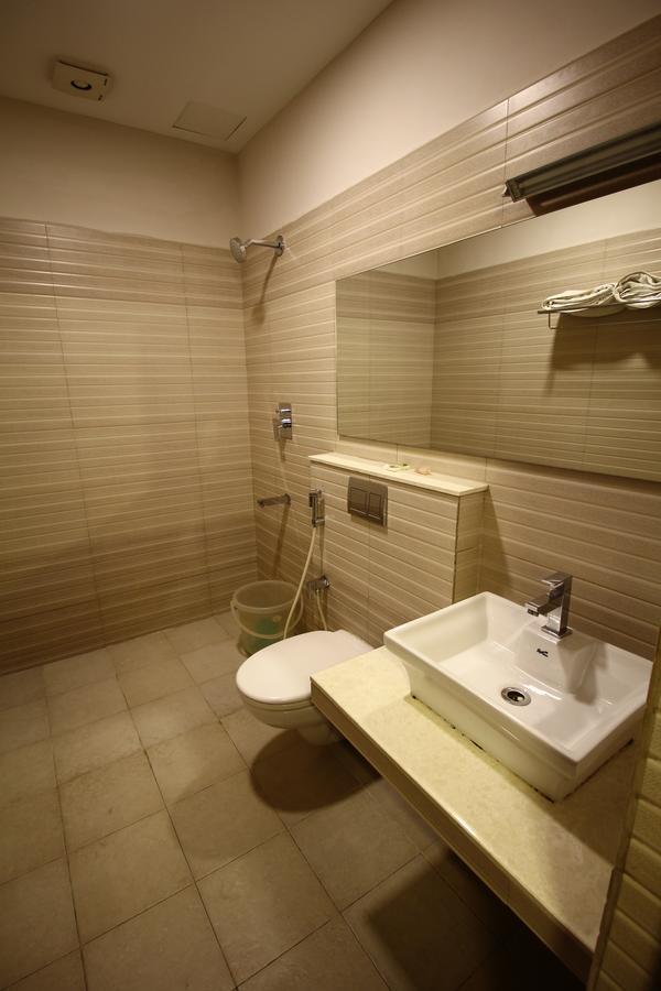 Vels Hotel Puducherry Buitenkant foto