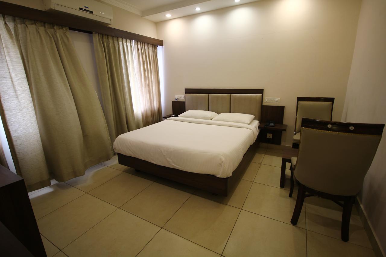 Vels Hotel Puducherry Buitenkant foto