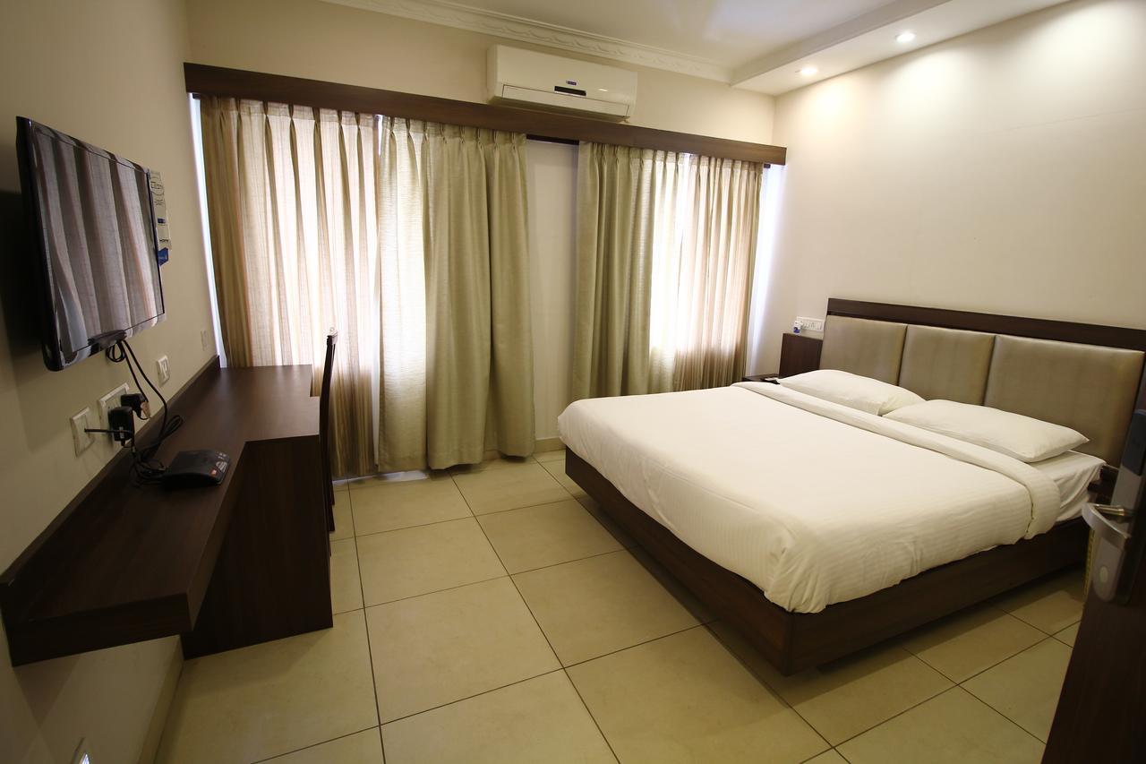 Vels Hotel Puducherry Buitenkant foto