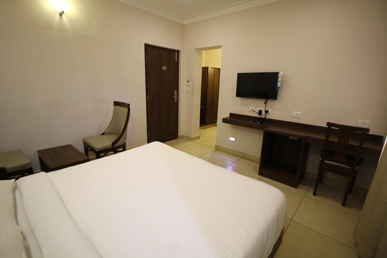 Vels Hotel Puducherry Buitenkant foto