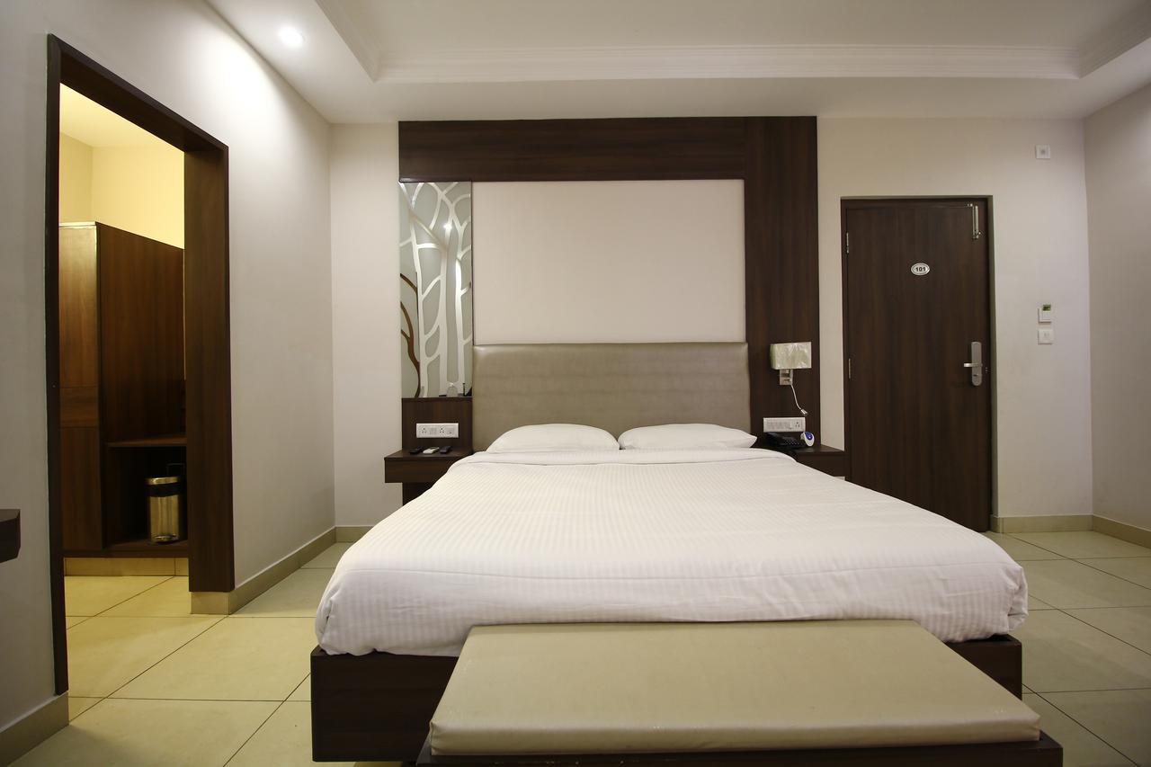 Vels Hotel Puducherry Buitenkant foto