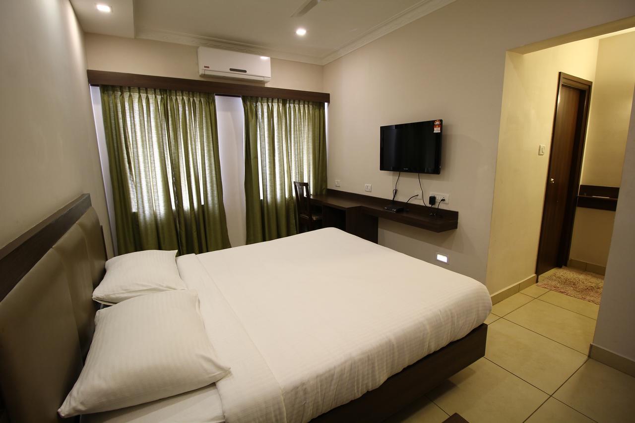 Vels Hotel Puducherry Buitenkant foto